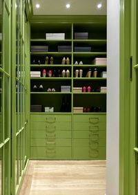 Г-образная гардеробная комната в зеленом цвете Кемерово
